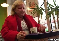 Deneyimli MILF sürtük zencilerle grup sex Carrie Ann