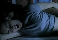 Seksi hatun küçük kırık rokettube aile içi bir kişi için elbiselerini kapalı alır