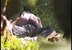 Yaramaz bir topluseksizle film yapıyor iki kız.